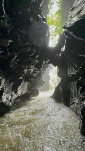 a river with rocks in the middle of a cave at Tres Marias Chivor in Batá