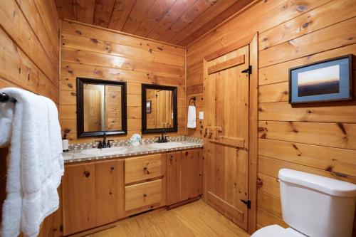 Bilik mandi di Eagles View Ridge - Gorgeous Mountain Views from the Hot Tub + Firepit