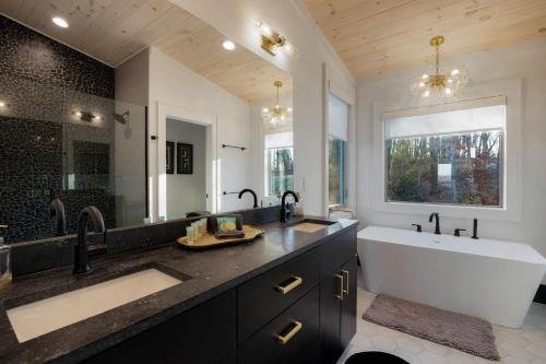 Koupelna v ubytování Quiet Time - Gorgeous Mountain Views Chic Interiors Wood-burning Fireplace