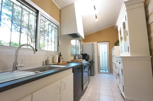 a kitchen with a sink and a counter top at Havre de paix 6 pers Bordeaux Chartrons in Bordeaux