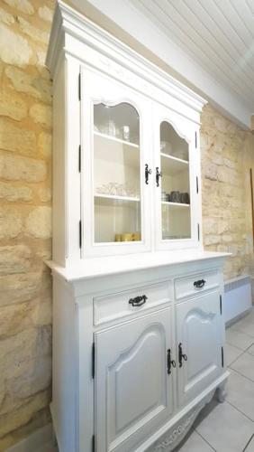 d'une armoire blanche avec des portes en verre. dans l'établissement Havre de paix 6 pers Bordeaux Chartrons, à Bordeaux