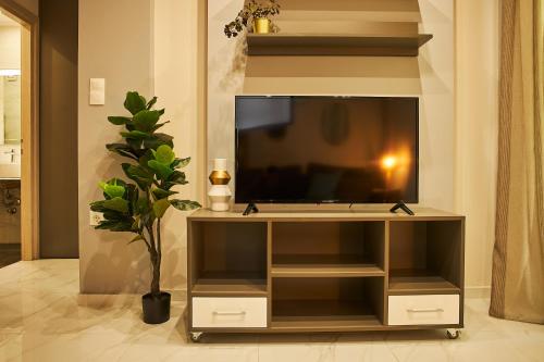 Marble Shine Apartment near the city center by BiNoBi!