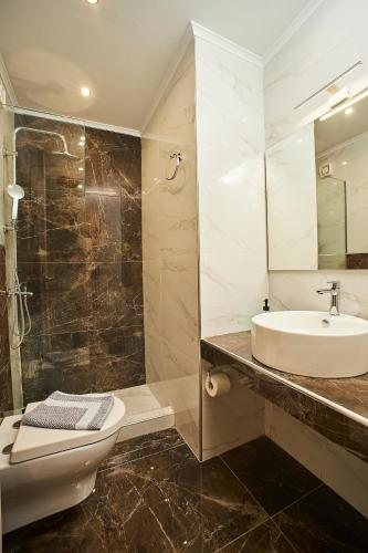 Marble Shine Apartment near the city center by BiNoBi!