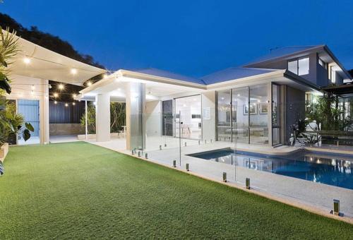 Bazén v ubytování Luxury Executive home with pool nebo v jeho okolí