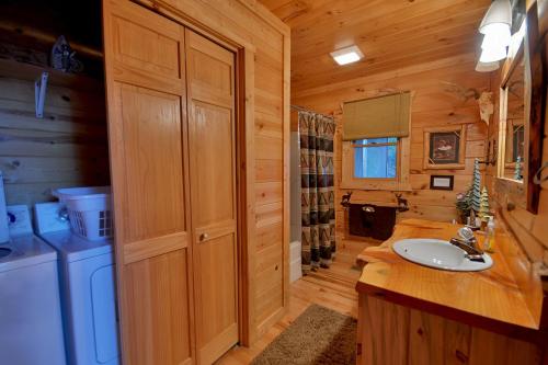 Gambar di galeri bagi The View - Breathtaking Mountain Views, Firepit, Game Room & Hot Tub! di Blue Ridge