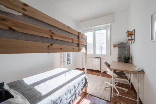 ein Schlafzimmer mit einem Hochbett und einem Schreibtisch in der Unterkunft Casa Torino 101, Camere a Rozzano - Forum Assago a 7 minuti, Ospedale Humanitas a 5 minuti - SmartStay Rozzano in Rozzano