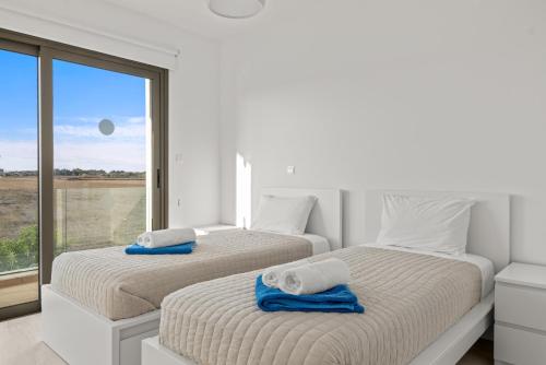 Postel nebo postele na pokoji v ubytování Serenity Waves Villa 12