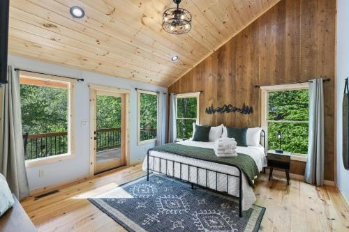 Ένα ή περισσότερα κρεβάτια σε δωμάτιο στο Whiskey Woods - Newly built cabin with fireplace wifi and more