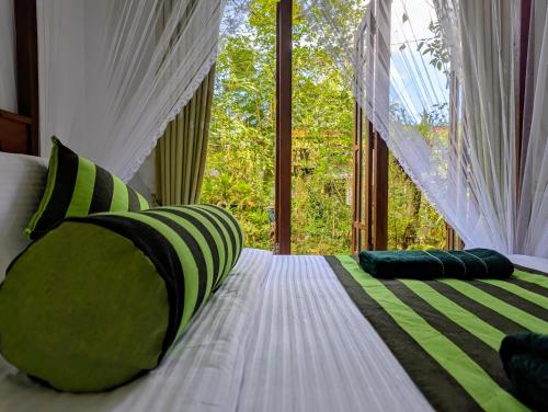 Postel nebo postele na pokoji v ubytování Rich Grove Inn