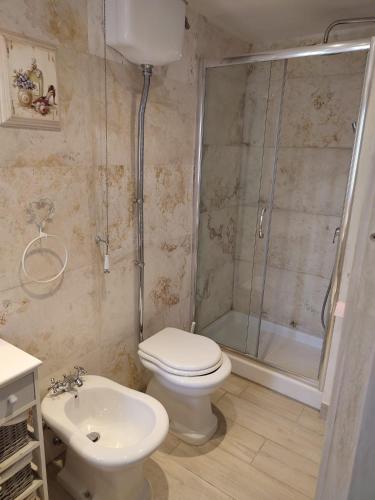 une salle de bain avec toilettes, douche et lavabo dans l'établissement La Bastide de Claude, à La Roquette-sur-Siagne