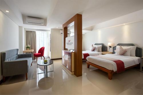 Postel nebo postele na pokoji v ubytování Sahid Raya Hotel & Convention Yogyakarta