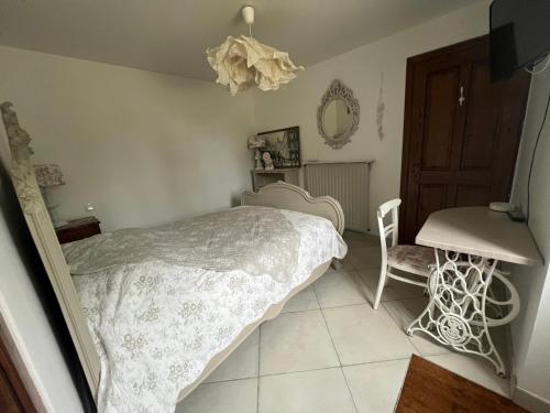 Ένα ή περισσότερα κρεβάτια σε δωμάτιο στο La maison aux petits bonheurs