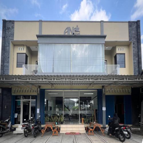 a building with motorcycles parked in front of it at AN Homestay Syariah Mitra RedDoorz Wonosobo in Wonosobo