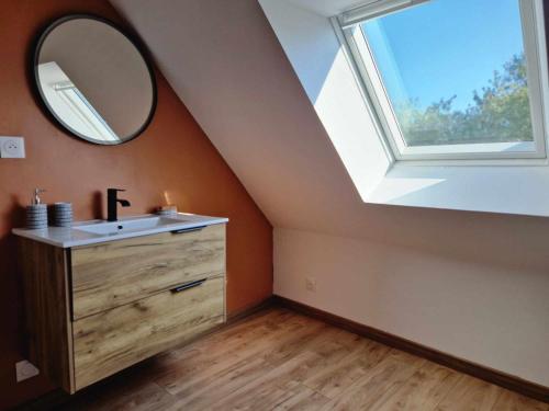 Gatteville-le-PhareにあるLa Maison Entre Terre & Merの洗面台と窓のあるバスルーム