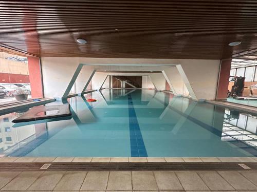 una piscina con agua azul en un edificio en casamia luxury apartments, en Nairobi