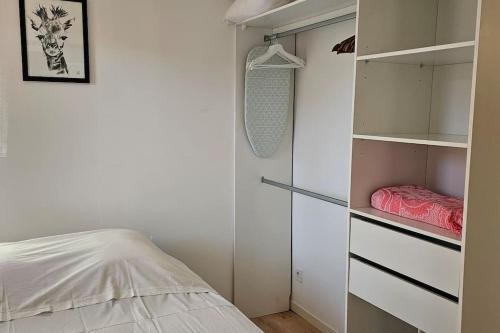 - une chambre avec un lit et un placard dans l'établissement Le Sérénité -clim-wifi-proche centre ville-plages, à Hyères