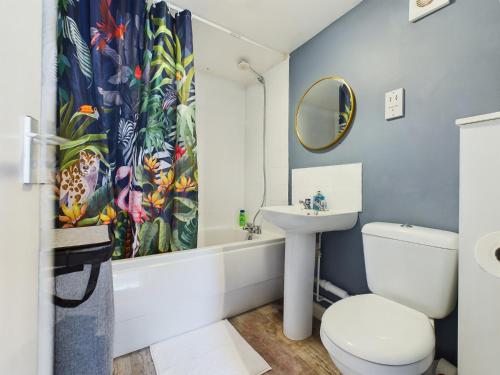 TilehurstにあるLovely 1 bedroom apartment with parkingのバスルーム(トイレ、洗面台、シャワーカーテン付)