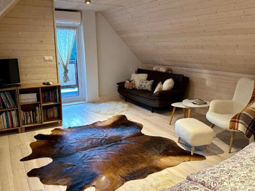 un salon avec un grand tapis d'ours sur le sol dans l'établissement Sidka & Adam, à Liptovský Ján