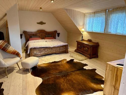 une chambre avec un lit, une chaise et une table dans l'établissement Sidka & Adam, à Liptovský Ján