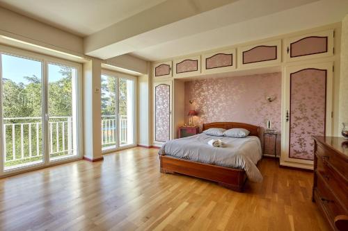 Ένα ή περισσότερα κρεβάτια σε δωμάτιο στο Villa Louisiane - Maison avec piscine