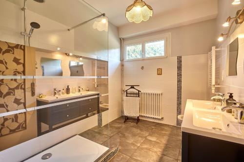 Ένα μπάνιο στο Villa Louisiane - Maison avec piscine