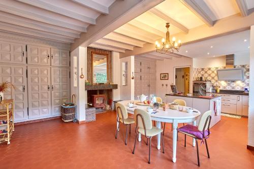 une cuisine avec une table et des chaises dans une pièce dans l'établissement Villa Louisiane - Maison avec piscine, à Port-Sainte-Marie