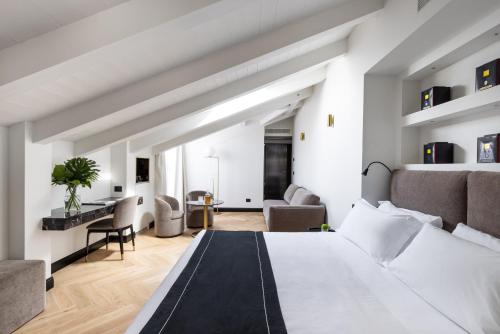 a bedroom with a king sized bed and a desk at Hotel Continentale in Trieste