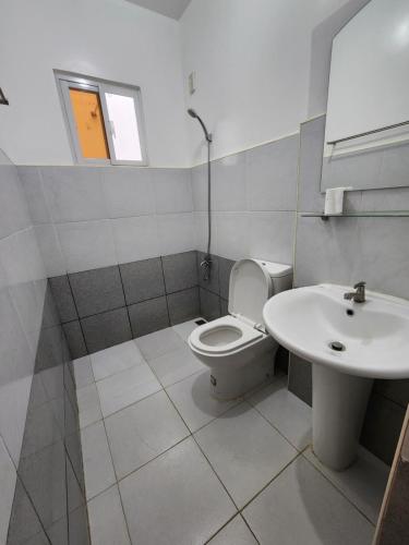 Koupelna v ubytování Demit Apartment -2br near airport- 4