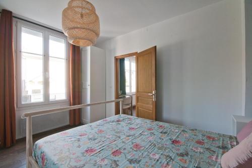 a bedroom with a bed and a window at Le Petit St André - Appt pour 4 in Saint-André-les-Vergers