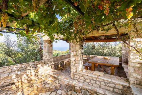 Fotografie z fotogalerie ubytování Stone Farmhouse in Groves - Sea & Mountain Views v destinaci Kalamaki