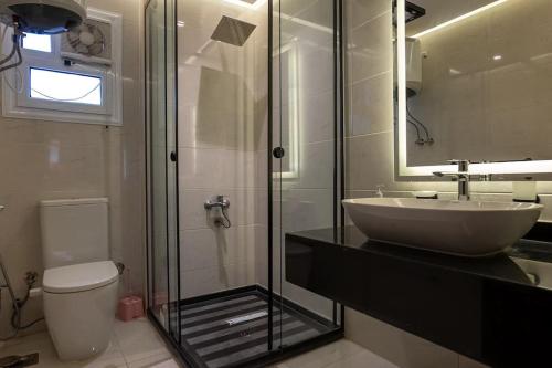 Ένα μπάνιο στο Mohandeseen Luxury Apartment