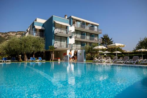 Hotel Holiday Sport & Relaxの敷地内または近くにあるプール