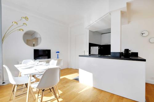 Кухня или мини-кухня в Comfortable flat near Paris - Suresnes
