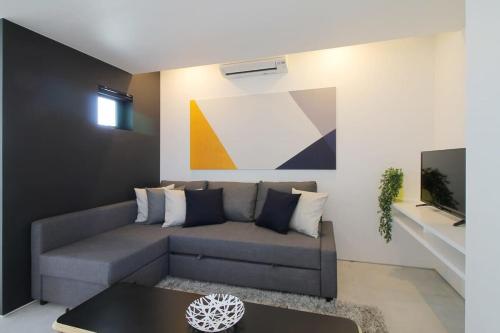 Ruang duduk di b hotel Heiwaodori 902 - Huge Apt in Famous Hiroshima dori for 6p