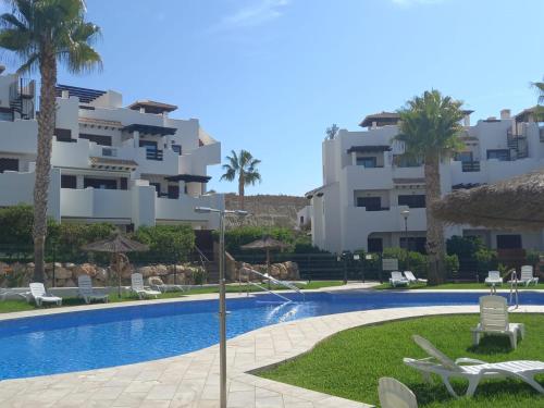 ein Schwimmbad vor einem großen Gebäude in der Unterkunft Vera La Hermosa in Vera