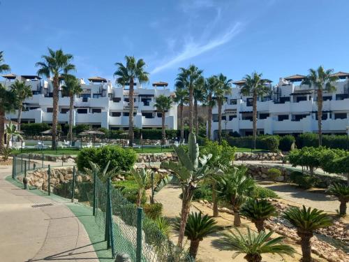 Blick auf ein Resort mit Palmen in der Unterkunft Vera La Hermosa in Vera