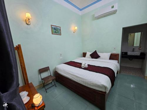 a bedroom with a large bed in a room at Vi Hotel in Vũ Lâm