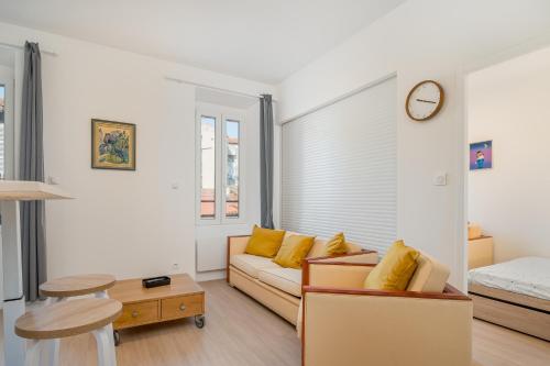 un salon avec un canapé et une table dans l'établissement Superbe T2 Loft 1, à Marseille