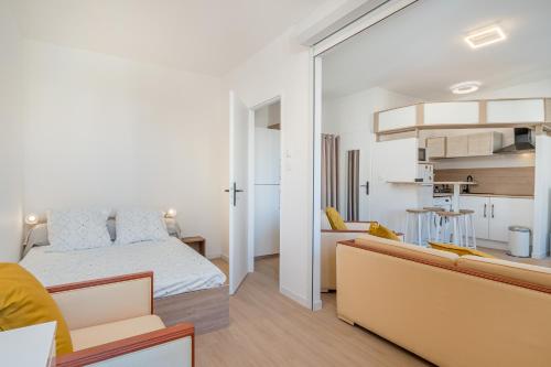 une chambre avec un lit et un salon dans l'établissement Superbe T2 Loft 1, à Marseille