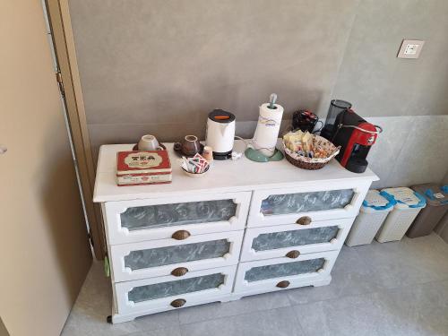 a white dresser with drawers in a bathroom at Pura Vida Barocca in Ragusa