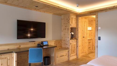 Televisyen dan/atau pusat hiburan di Hotel Seehof Davos