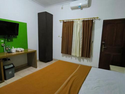 Postel nebo postele na pokoji v ubytování New Bandengan Beach Hotel