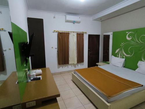 Postel nebo postele na pokoji v ubytování New Bandengan Beach Hotel