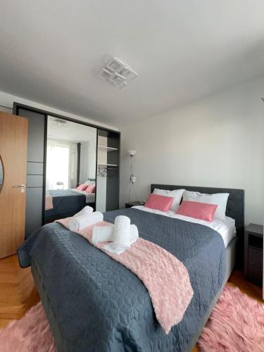 Ένα ή περισσότερα κρεβάτια σε δωμάτιο στο Apartament Andrei