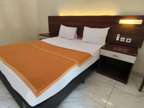 Postel nebo postele na pokoji v ubytování New Bandengan Beach Hotel