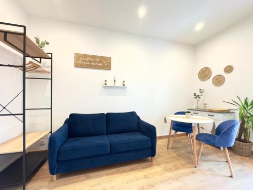 un salon avec un canapé bleu et une table dans l'établissement Rêve Bleu By SCLS Locations, à Cannes