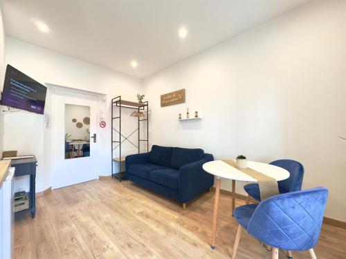 un salon avec un canapé bleu et une table dans l'établissement Rêve Bleu By SCLS Locations, à Cannes