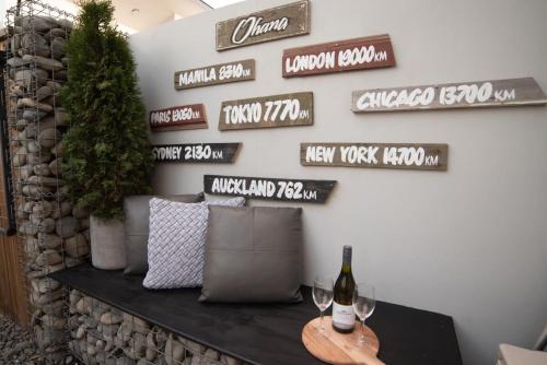 Posezení v ubytování Hot Tub Under the City Lights