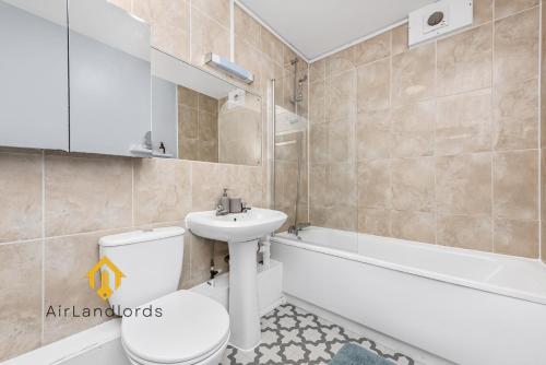 a bathroom with a toilet and a sink and a tub at Fantastic 4 bedroom apartment in Russell Square in London