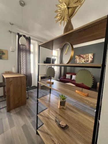 - un salon avec une table et un miroir dans l'établissement le petit Marseillais, à Marseille